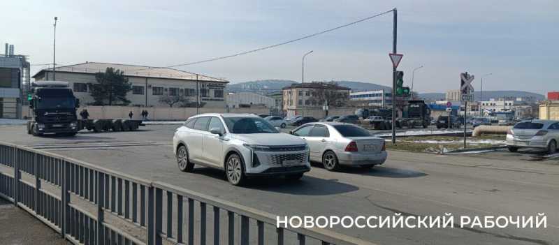 Завтра в Новороссийске перекроют движение большегрузов на улице Магистральной. Ждем пробок?