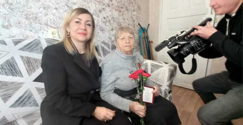 Жительнице Новороссийска сегодня вручили медаль от Президента страны