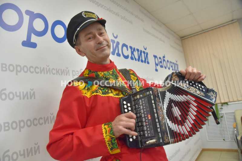 Дальнобойщик из Новороссийска создает мидисистему на основе гармони и совершенствует классические аккордеоны