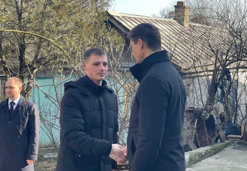 Депутат Госдумы встретился с жителями Новороссийска, чьи домовладения пострадали от массированной атаки беспилотников