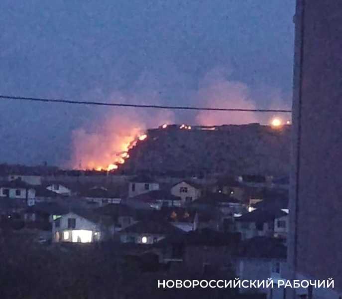 Лучше — не дышать! В Новороссийске превышена концентрация сажи и угарного газа из-за пожара на свалке