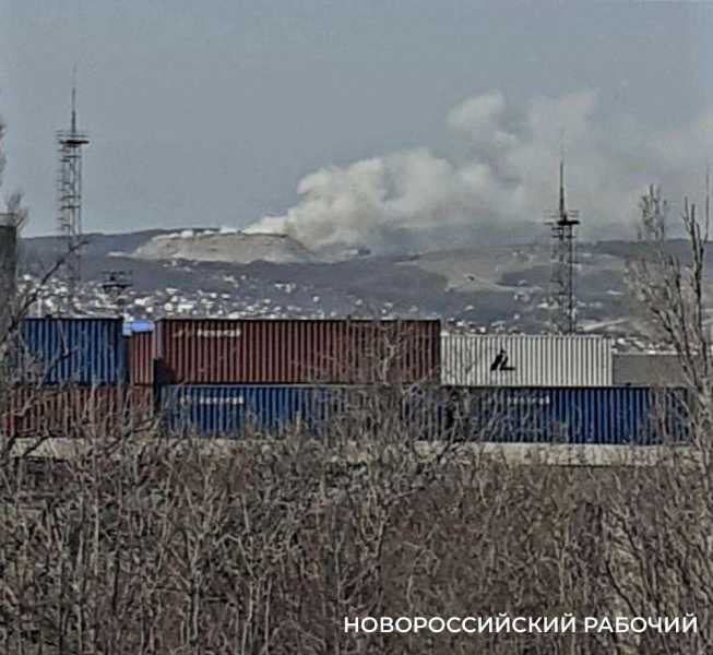 Лучше — не дышать! В Новороссийске превышена концентрация сажи и угарного газа из-за пожара на свалке