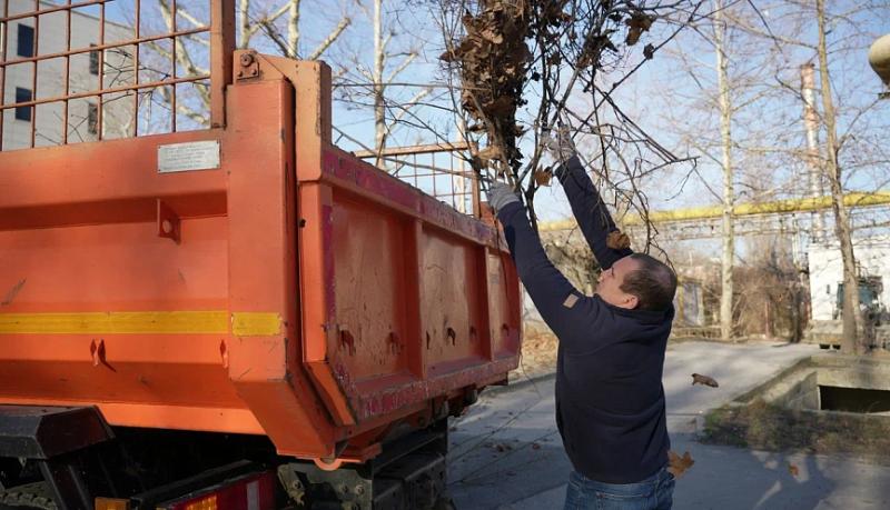 Мужчины Новороссийска в честь 8 Марта провели субботник на улицах города-героя