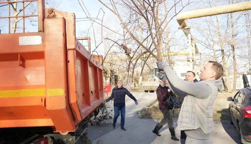 Мужчины Новороссийска в честь 8 Марта провели субботник на улицах города-героя