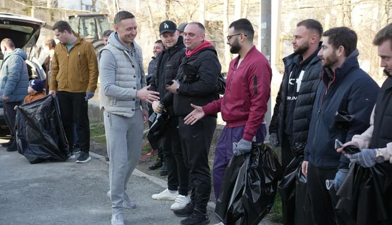 Мужчины Новороссийска в честь 8 Марта провели субботник на улицах города-героя