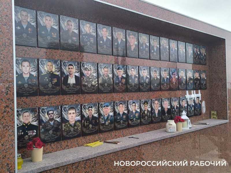 «На Аллее Славы все свои». В Новороссийске за могилами героев ухаживают волонтеры