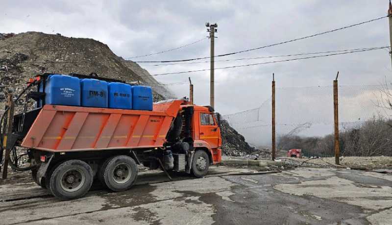 На мусорном полигоне в Новороссийске продолжается проливка оставшихся очагов тления