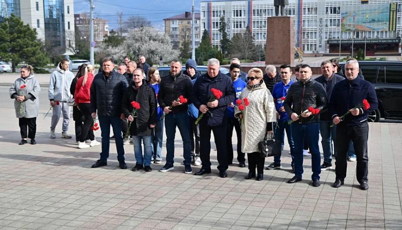 Новороссийск скорбит: жители города-героя почтили память жертв теракта в красногорском «Крокус Сити Холл»