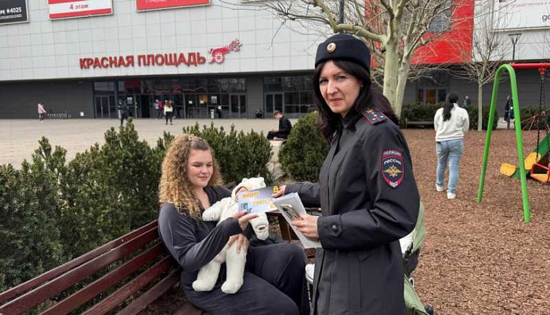 Сотрудники новороссийской Госавтоинспекции проводят беседы с детьми и их родителями о необходимости соблюдать Правила дорожного движения
