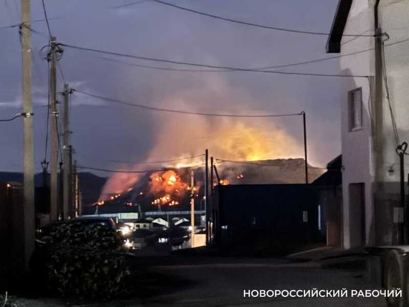 В Новороссийске 12 дней не могут потушить мусорный полигон