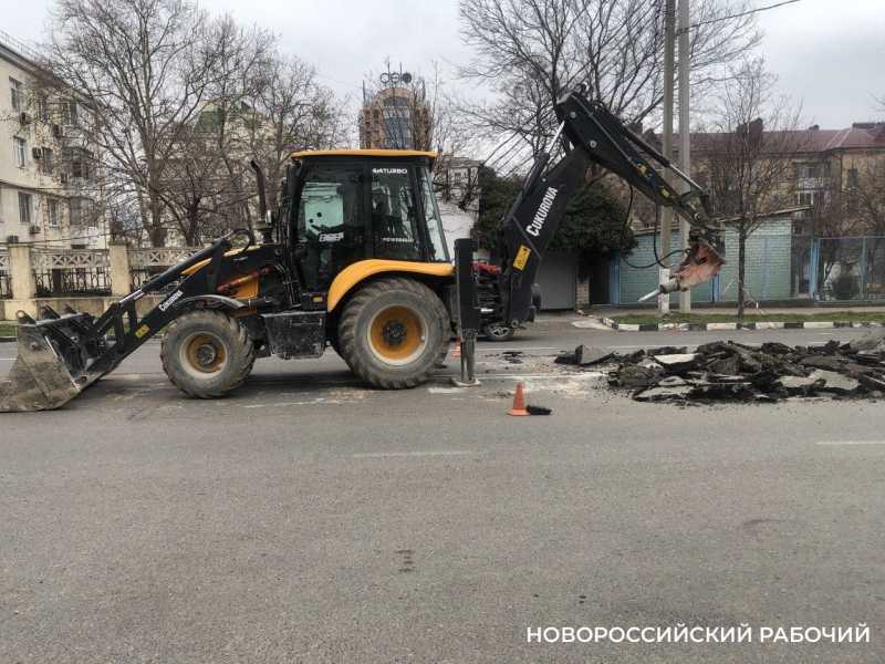 В Новороссийске 90 ям на дорогах и тротуарах ждут, когда их засыплют