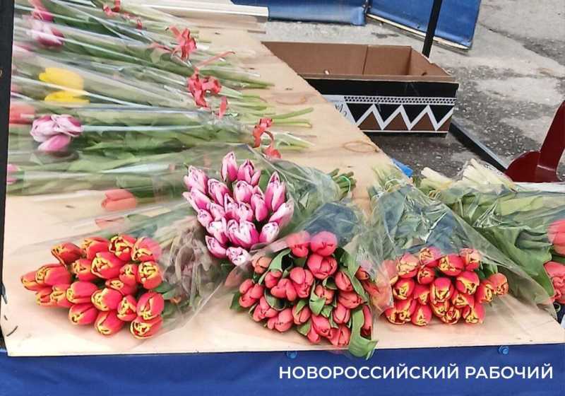 В Новороссийске цены на цветы к 8 Марта выросли в цене на 50-100 рублей за штуку