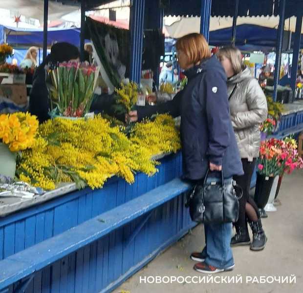 В Новороссийске цены на цветы к 8 Марта выросли в цене на 50-100 рублей за штуку