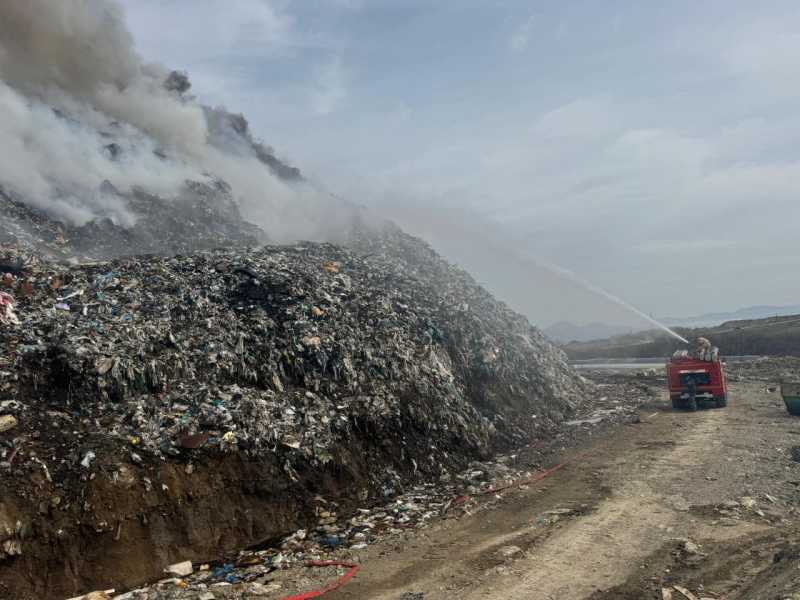 В Новороссийске четвертые сутки тушат пожар на мусорном полигоне