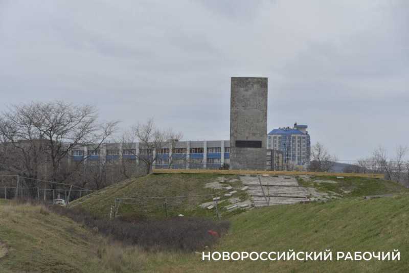 В Новороссийске демонтируют гранитные плиты мемориала &laquo;Малая Земля&raquo;