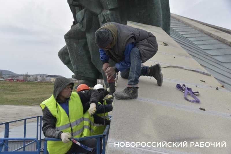 В Новороссийске демонтируют гранитные плиты мемориала &laquo;Малая Земля&raquo;