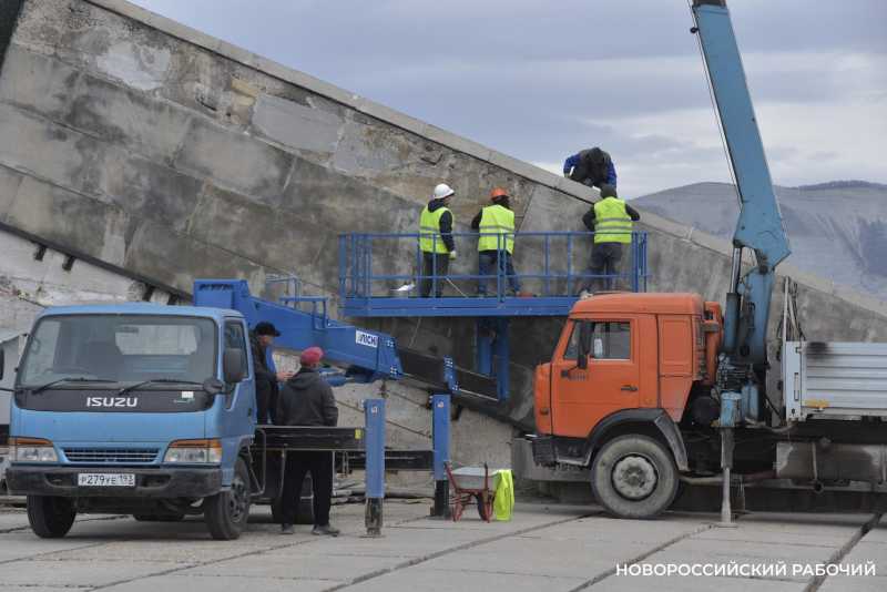 В Новороссийске демонтируют гранитные плиты мемориала &laquo;Малая Земля&raquo;