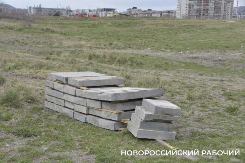 В Новороссийске демонтируют гранитные плиты мемориала &laquo;Малая Земля&raquo;