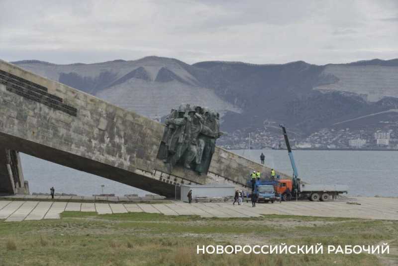 В Новороссийске демонтируют гранитные плиты мемориала &laquo;Малая Земля&raquo;