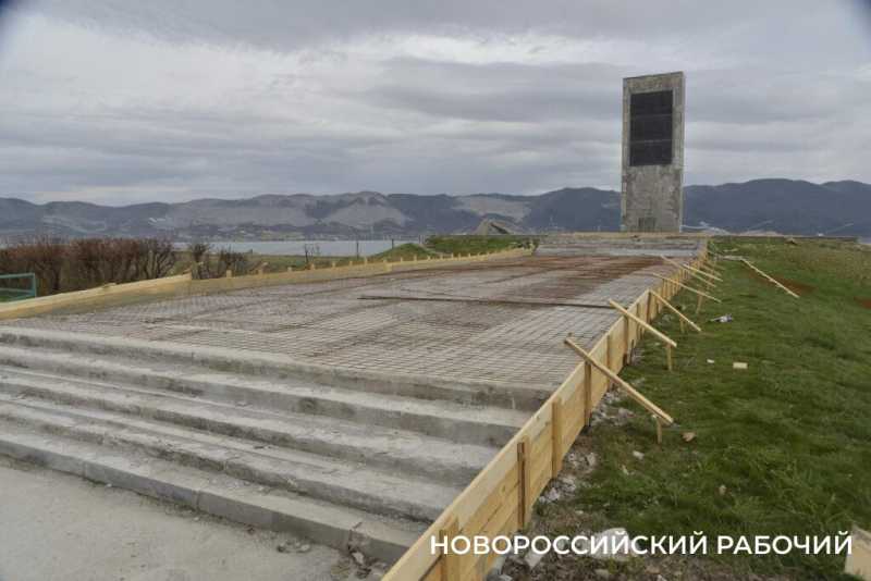 В Новороссийске демонтируют гранитные плиты мемориала &laquo;Малая Земля&raquo;