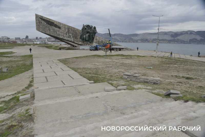 В Новороссийске демонтируют гранитные плиты мемориала &laquo;Малая Земля&raquo;