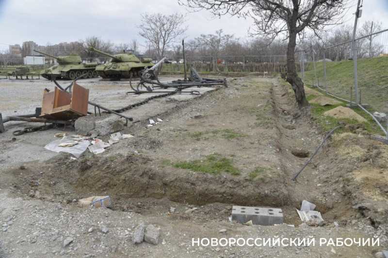 В Новороссийске демонтируют гранитные плиты мемориала &laquo;Малая Земля&raquo;