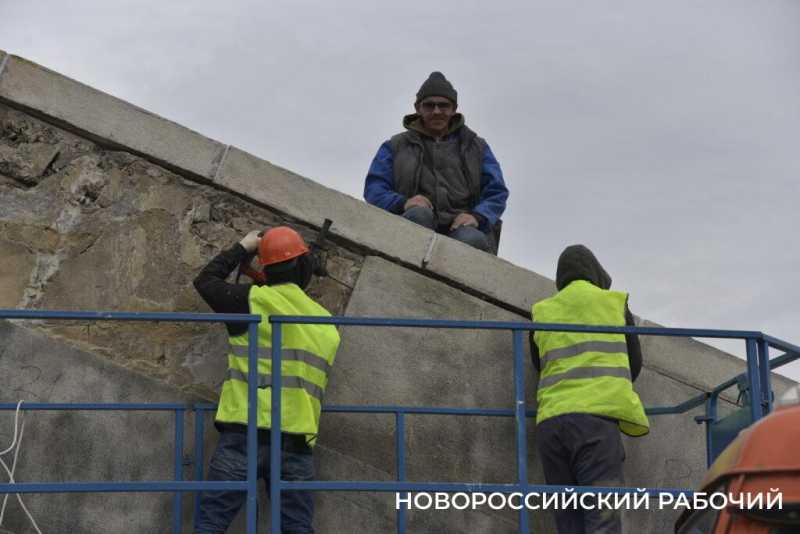 В Новороссийске демонтируют гранитные плиты мемориала &laquo;Малая Земля&raquo;