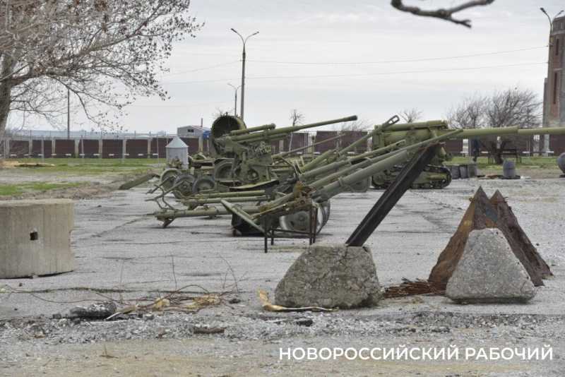 В Новороссийске демонтируют гранитные плиты мемориала &laquo;Малая Земля&raquo;