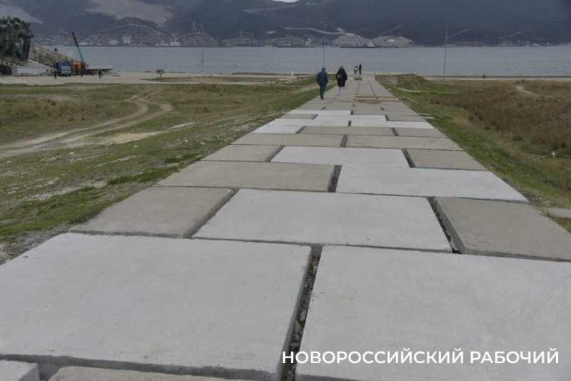 В Новороссийске демонтируют гранитные плиты мемориала &laquo;Малая Земля&raquo;