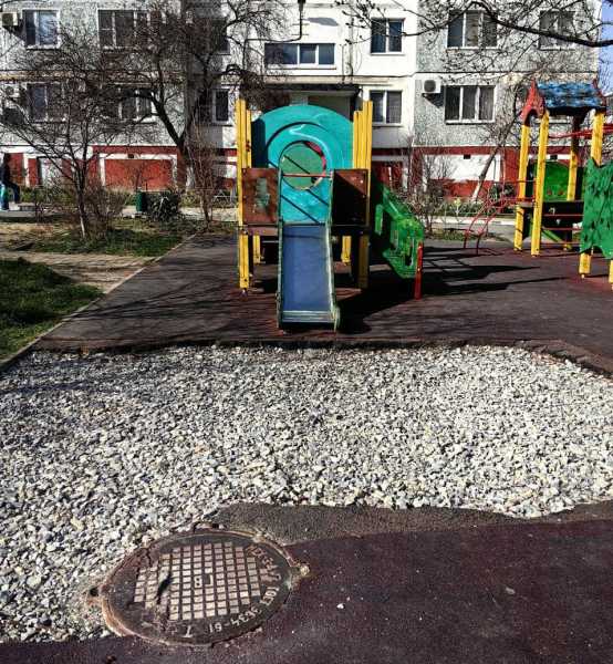 В Новороссийске дети полгода съезжают по горке прямо&hellip; в щебень