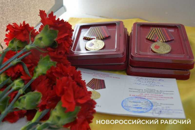 В Новороссийске дети войны получают памятные медали и благодарность молодых