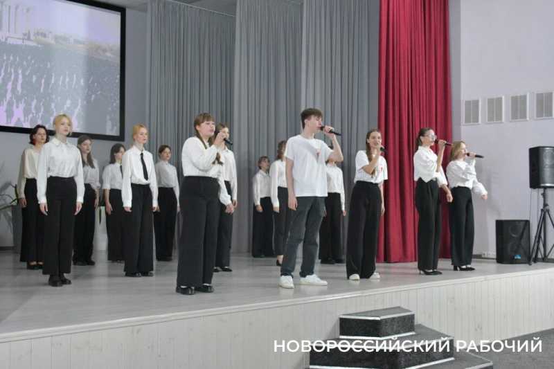 В Новороссийске дети войны получают памятные медали и благодарность молодых