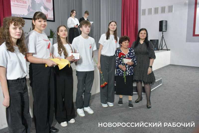 В Новороссийске дети войны получают памятные медали и благодарность молодых