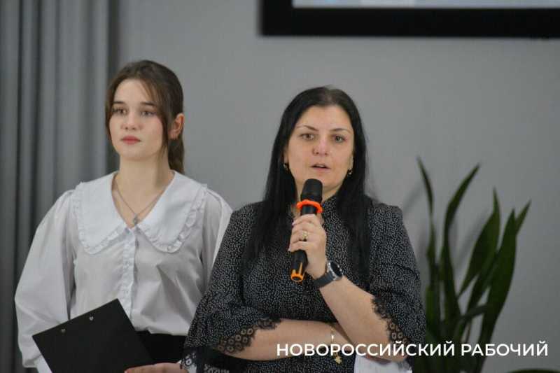 В Новороссийске дети войны получают памятные медали и благодарность молодых