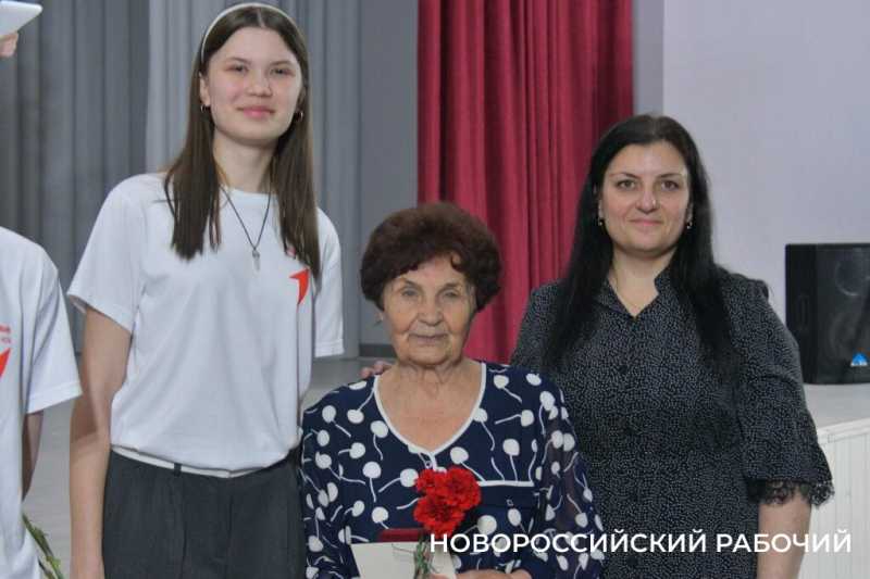 В Новороссийске дети войны получают памятные медали и благодарность молодых