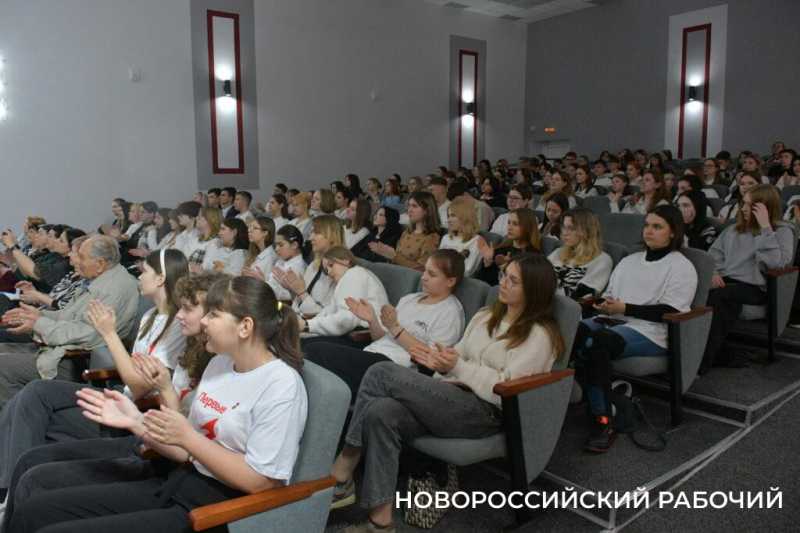В Новороссийске дети войны получают памятные медали и благодарность молодых