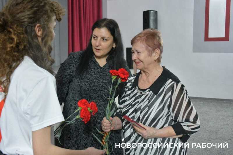 В Новороссийске дети войны получают памятные медали и благодарность молодых