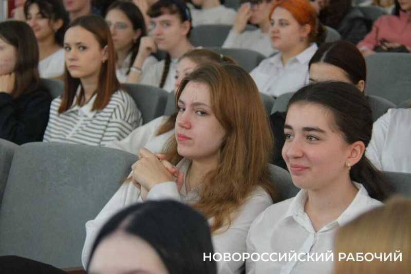 В Новороссийске дети войны получают памятные медали и благодарность молодых