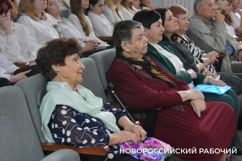 В Новороссийске дети войны получают памятные медали и благодарность молодых