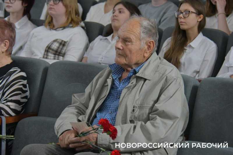 В Новороссийске дети войны получают памятные медали и благодарность молодых