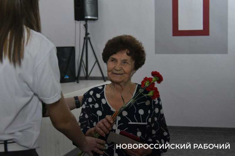В Новороссийске дети войны получают памятные медали и благодарность молодых