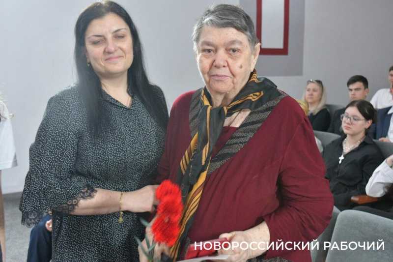 В Новороссийске дети войны получают памятные медали и благодарность молодых