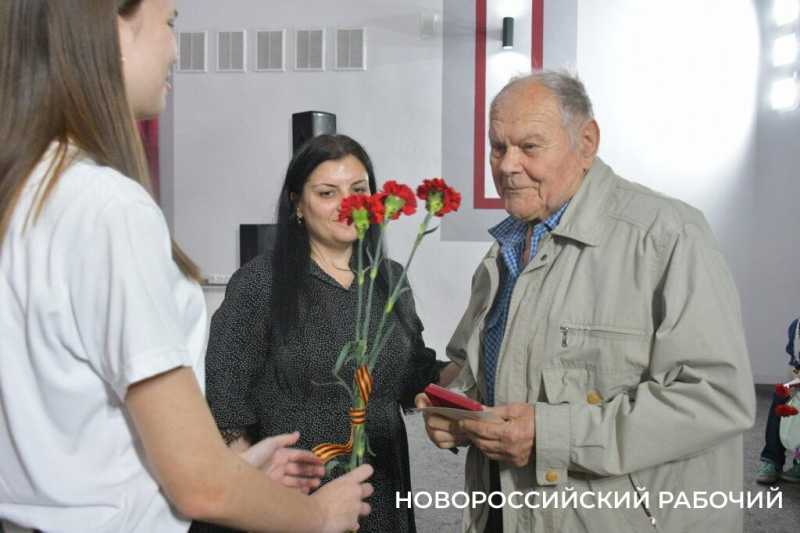 В Новороссийске дети войны получают памятные медали и благодарность молодых