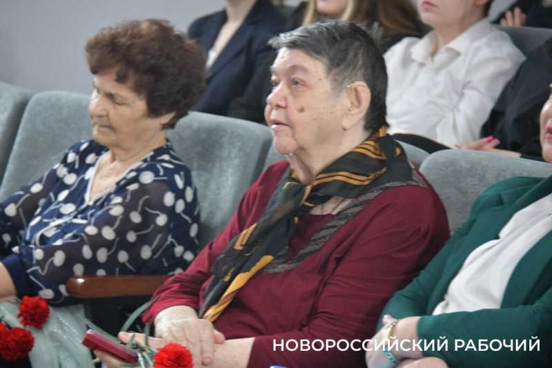 В Новороссийске дети войны получают памятные медали и благодарность молодых