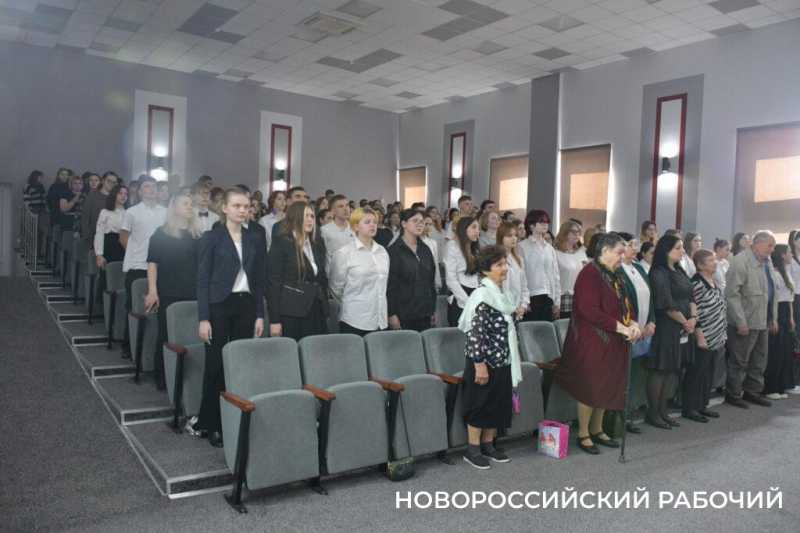 В Новороссийске дети войны получают памятные медали и благодарность молодых