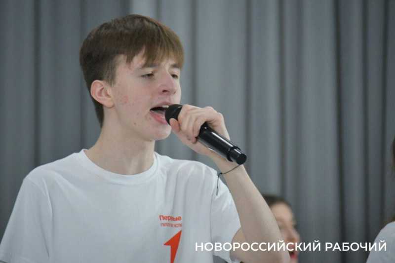 В Новороссийске дети войны получают памятные медали и благодарность молодых