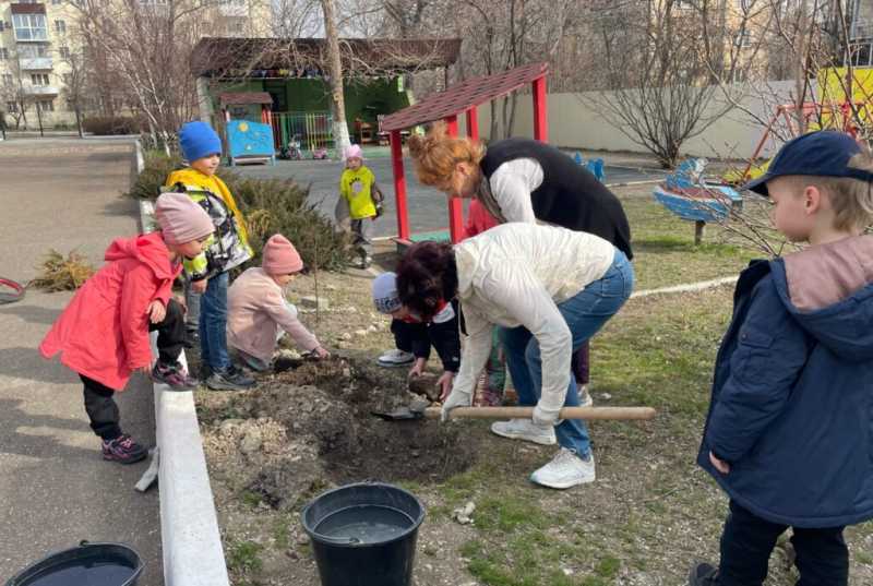 В Новороссийске детсадовцы сделали самое важное дело Весны &mdash; посадили деревья!