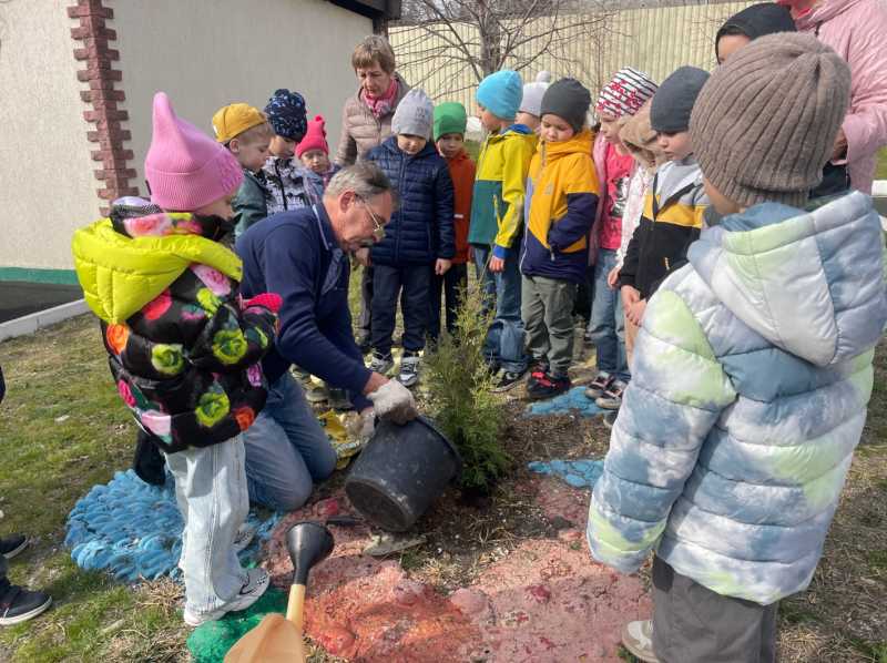В Новороссийске детсадовцы сделали самое важное дело Весны &mdash; посадили деревья!