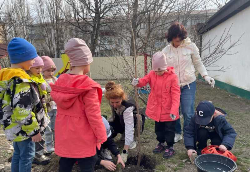 В Новороссийске детсадовцы сделали самое важное дело Весны &mdash; посадили деревья!