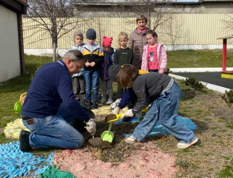 В Новороссийске детсадовцы сделали самое важное дело Весны &mdash; посадили деревья!